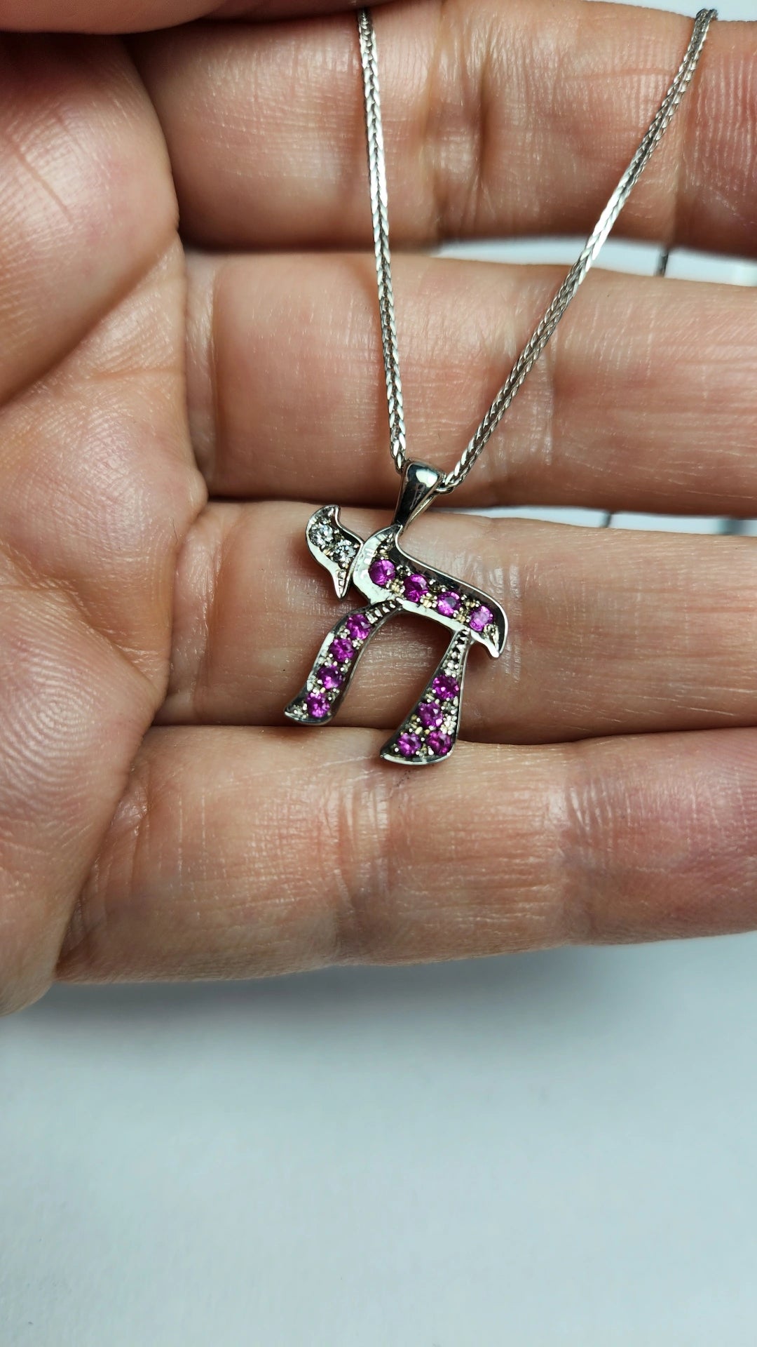 תליון חי גדול זהב לבן 14k משובץ עם ספירים ורודים ויהלומים