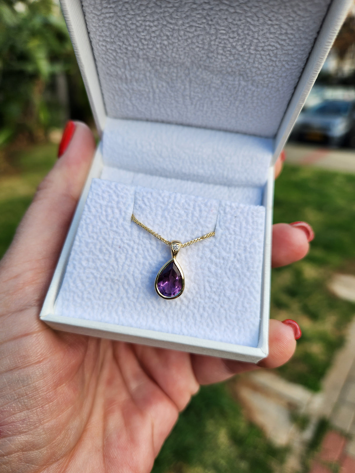 תליון Bella, זהב צהוב 14k משובץ אמטיסט טיפה, מגיעה על שרשרת זהב 14k.