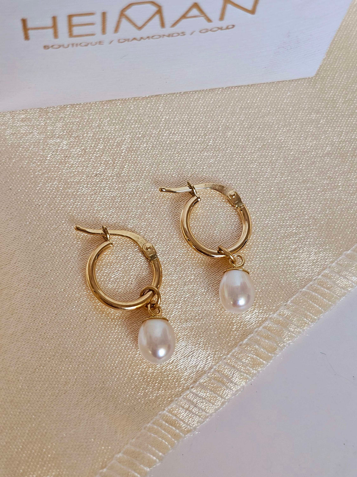 Gold 14k hoop earrings with natural pearls.