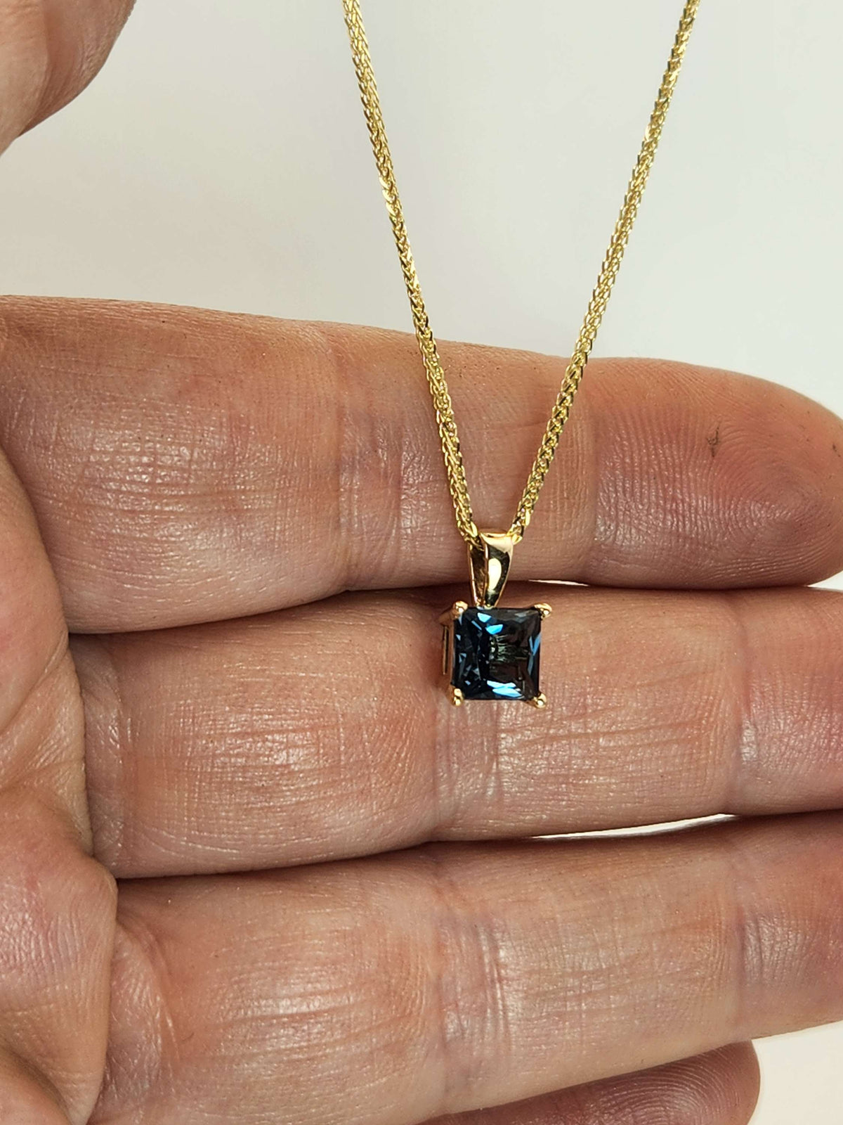 תליון בלו טופז סוויס בחיתוך פרינסס זהב צהוב 14k.