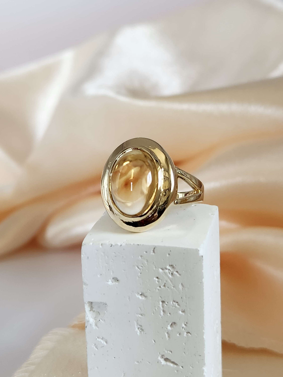 Oval citrine ring in 14k gold.