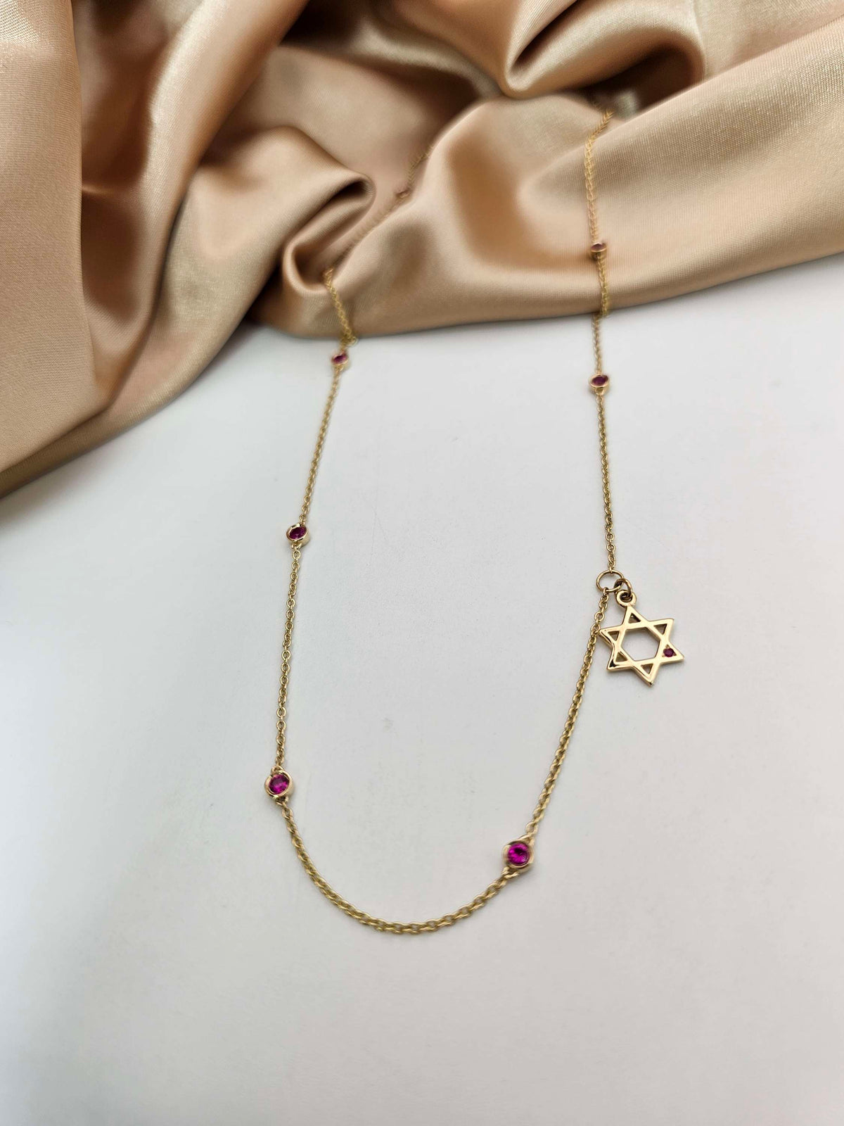 שרשרת אבני רובי ומגן דוד תלוי מהצד, זהב צהוב 14k גם במגן דוד יש רובי קטנה