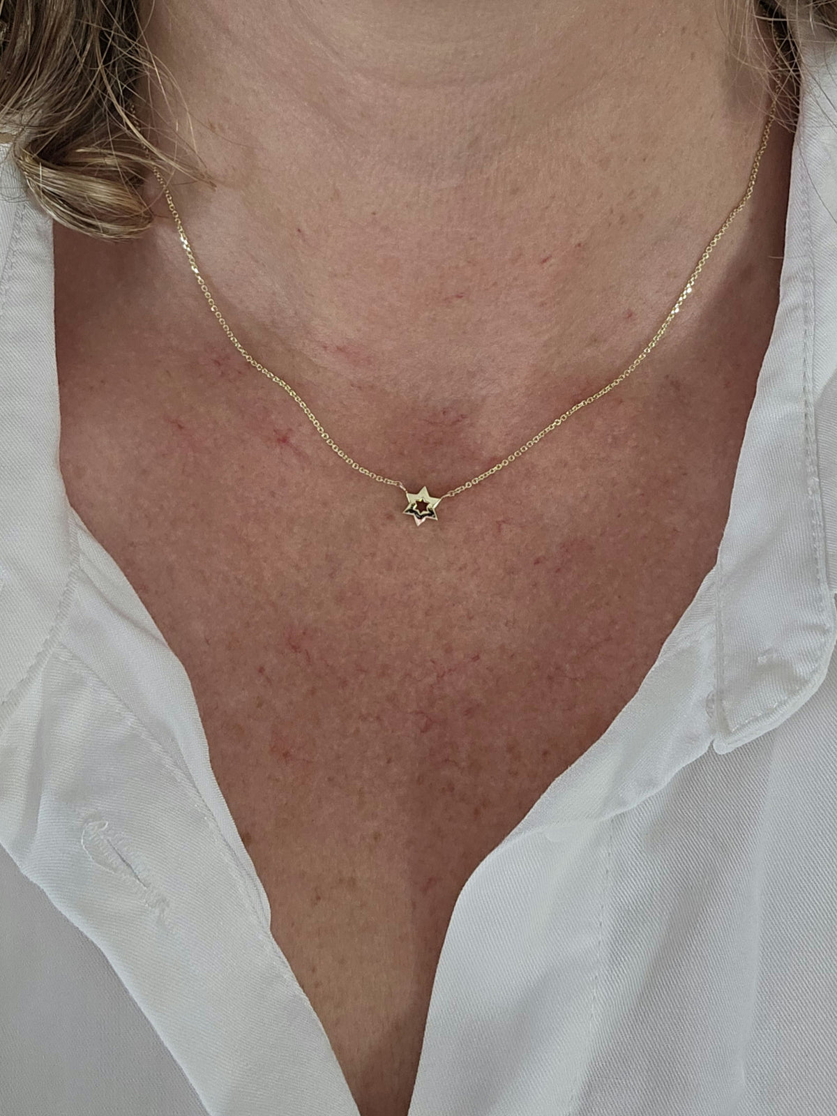 מגן דוד קטן פיצי על שרשרת נוצצת שמחוברת מהצדדים זהב 14k.