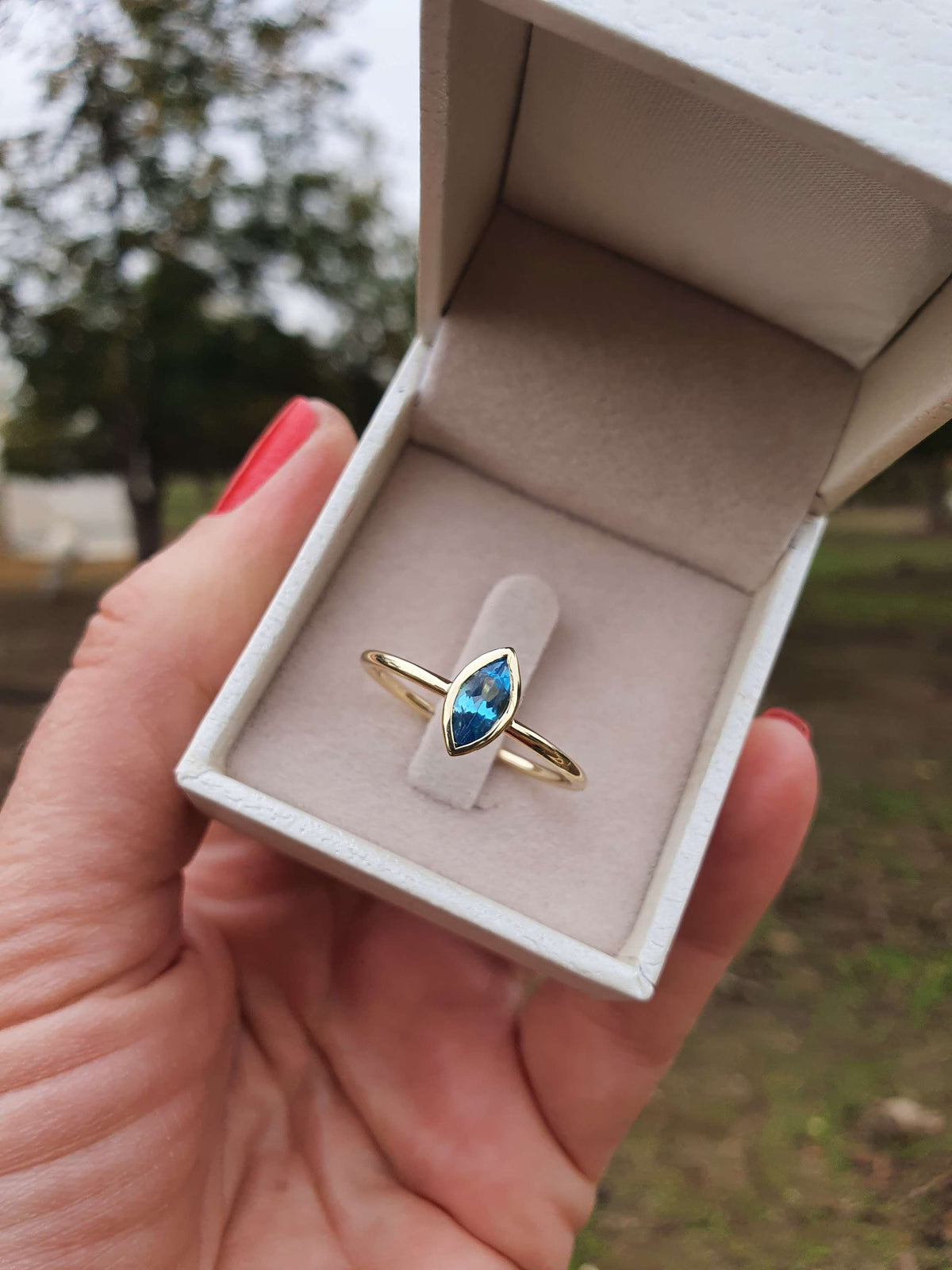 טבעת זהב מרקיזה עם אבן בלו טופז
