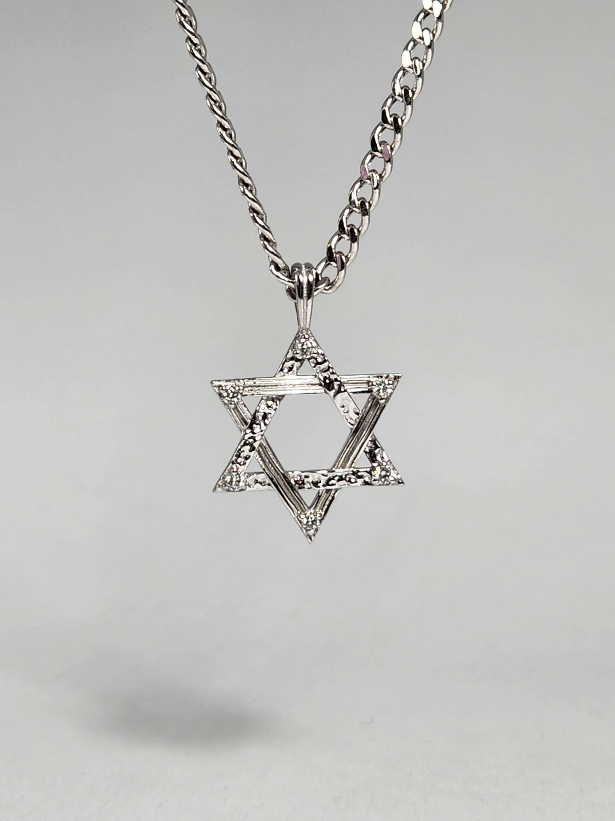 מגן דוד גדול משובץ יהלומים על שרשרת ארוכה זהב לבן 14k