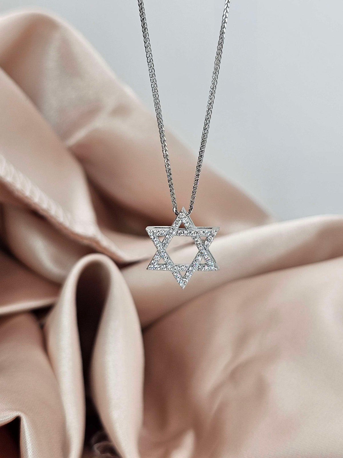 שרשרת מגן דוד - מגן של שקט. זהב לבן 14k משובץ עם יהלומים טבעיים.