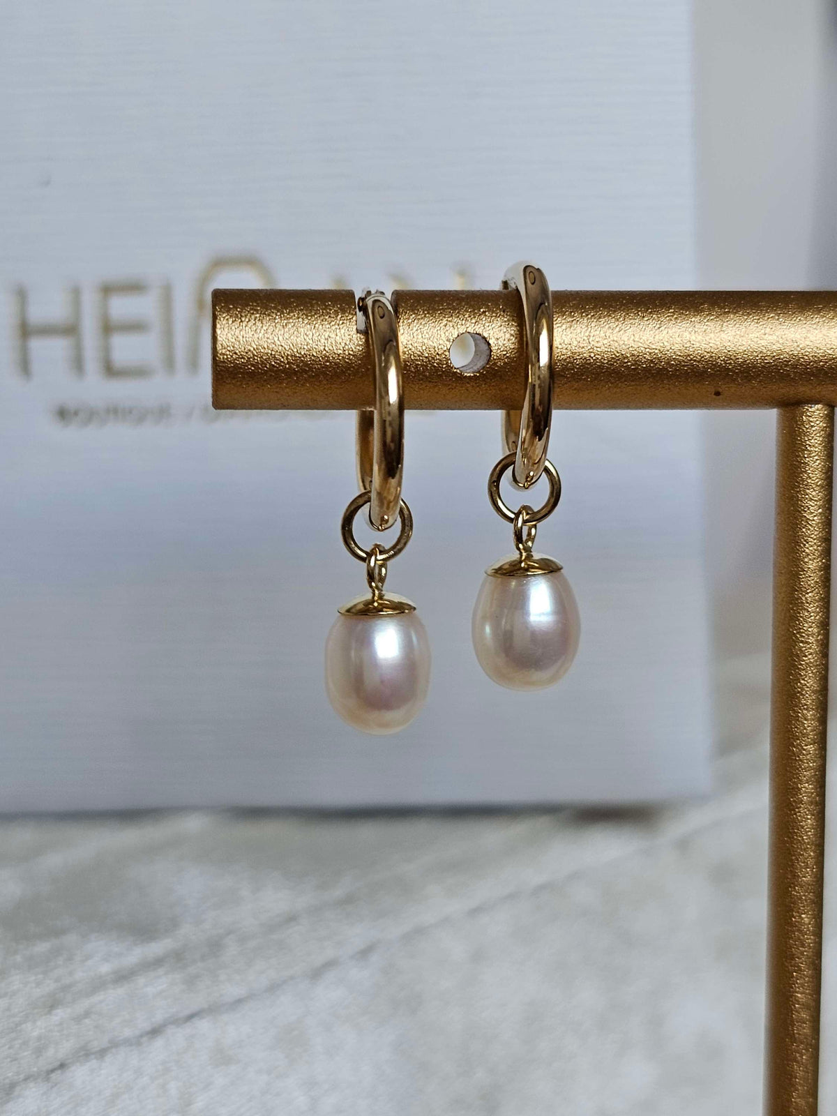 Gold 14k hoop earrings with natural pearls.