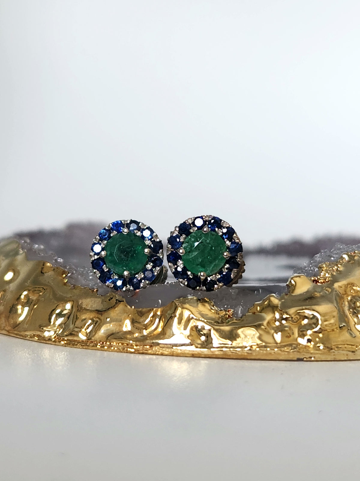 עגילי אמרלד וספירים כחולים טבעיים, זהב לבן 14k.