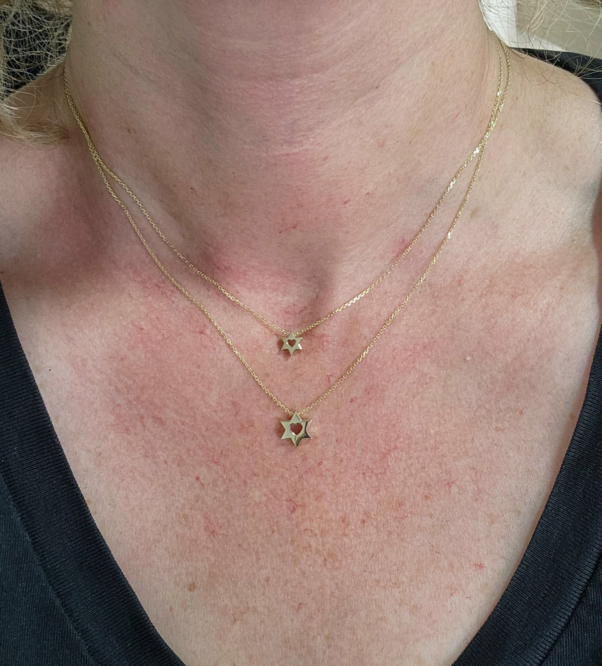 תליון מגן דוד קטן משובץ יהלומים זהב 14k מגיע על שרשרת.