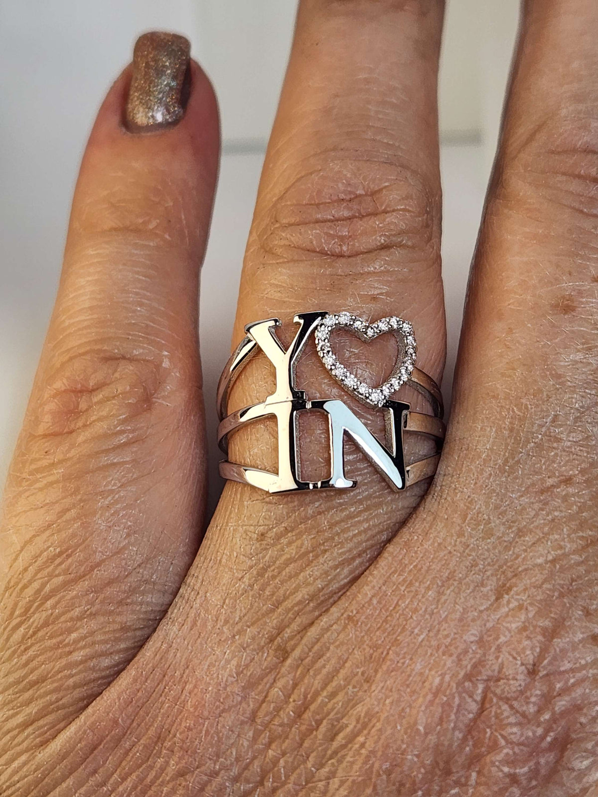 טבעת שמות הילדים עם לב משובץ יהלומים טבעיים.