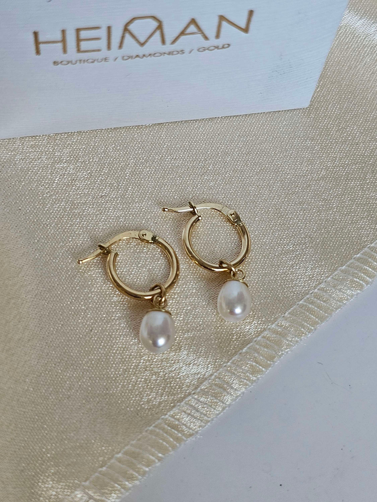 Gold 14k hoop earrings with natural pearls.