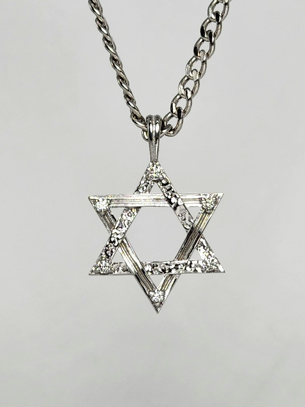 מגן דוד גדול משובץ יהלומים על שרשרת ארוכה זהב לבן 14k