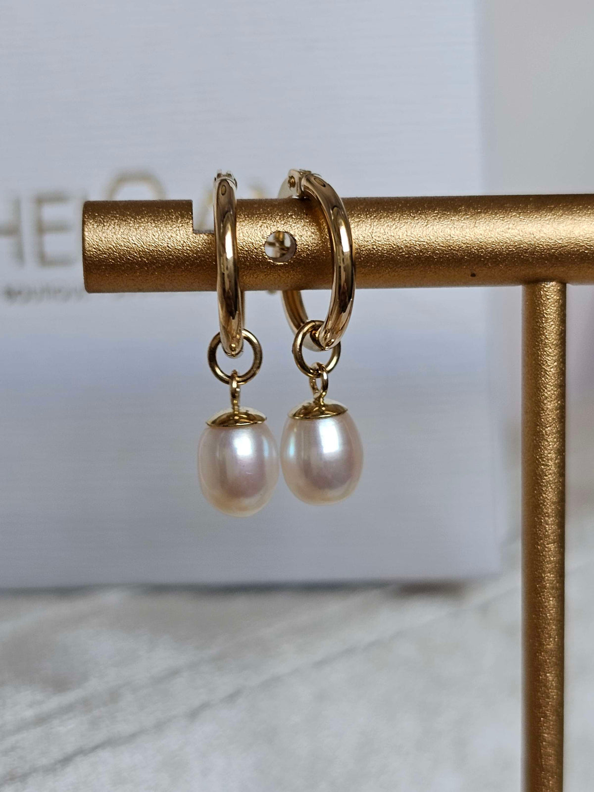 Gold 14k hoop earrings with natural pearls.