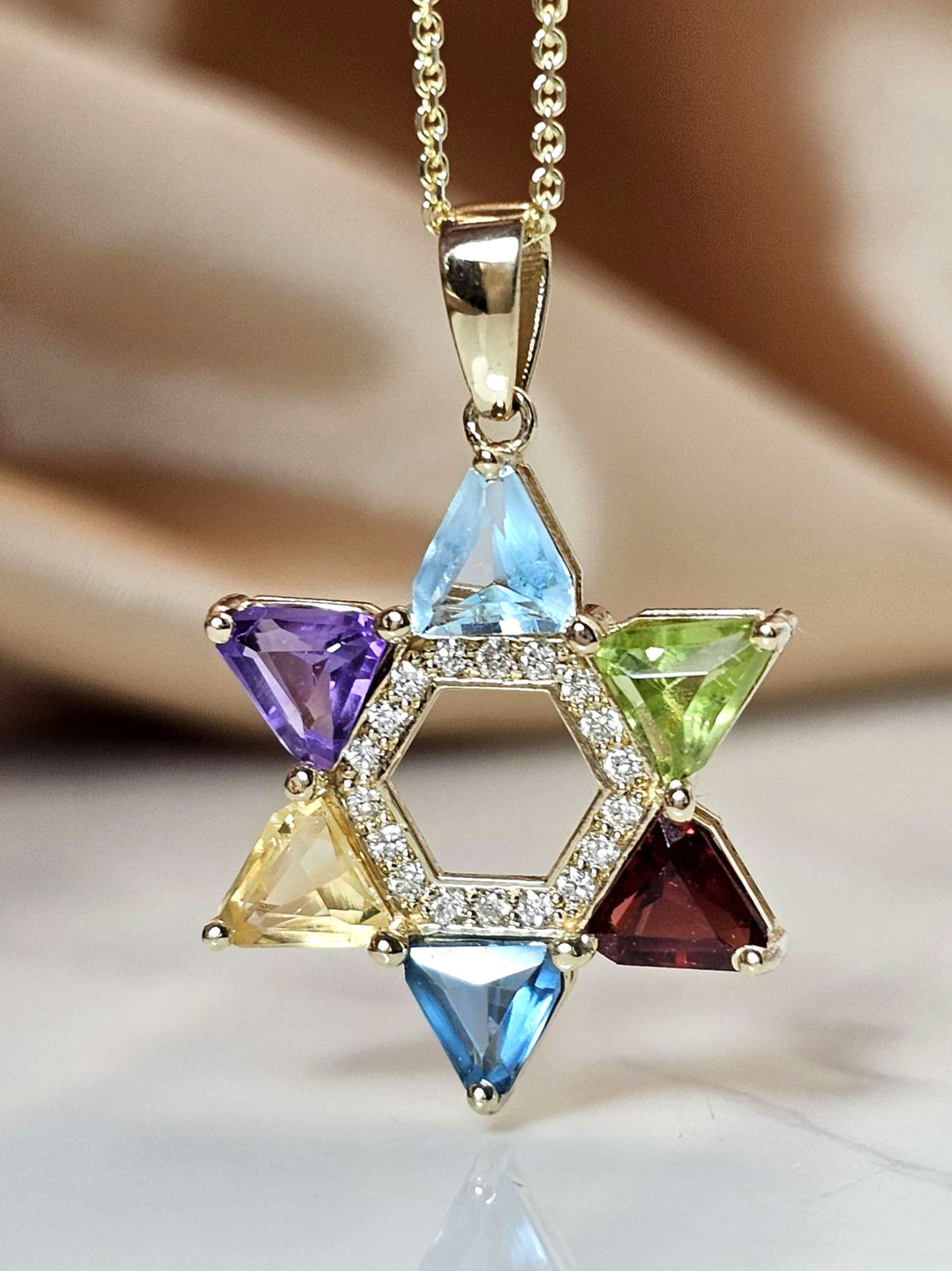 מגן דוד קשת בענן זהב צהוב 14k משובץ עם יהלומים טבעיים 0.16 נקודות יהלומים.