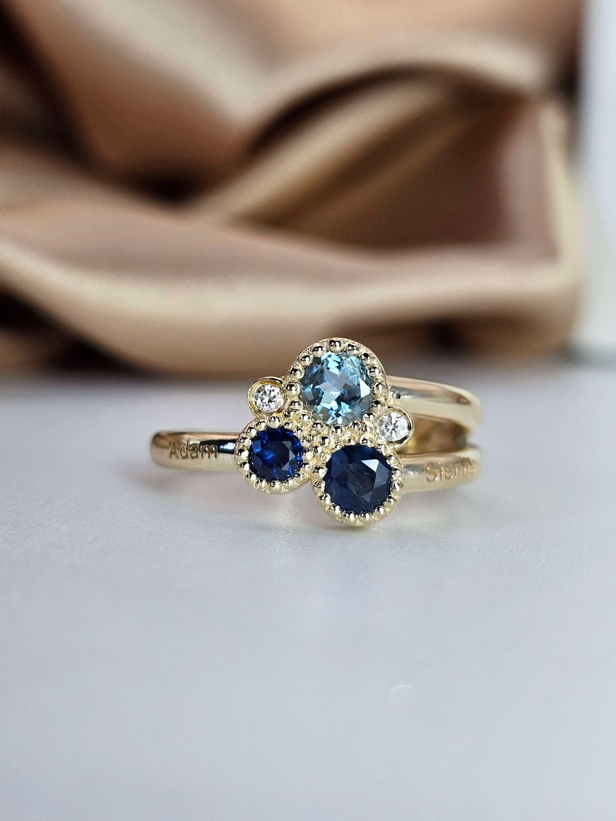 Mother love ring 3 stones 2 diamonds in 18k