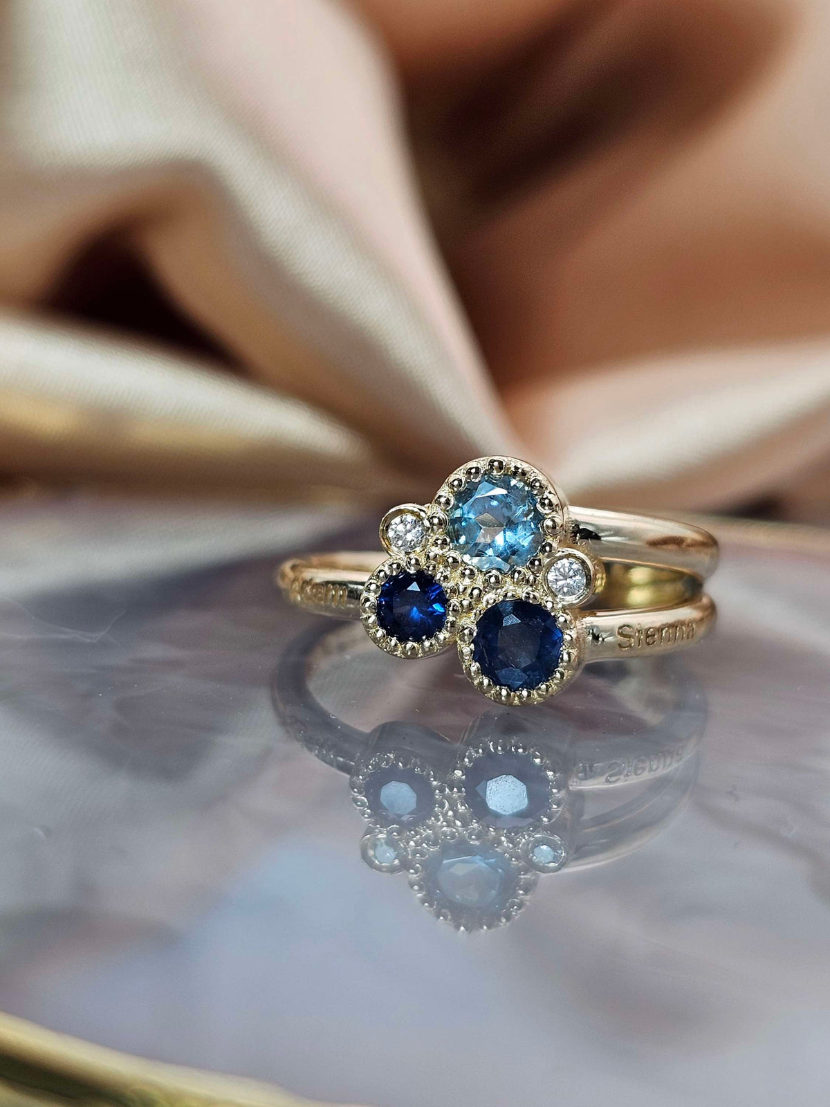 Mother love ring 3 stones 2 diamonds in 18k