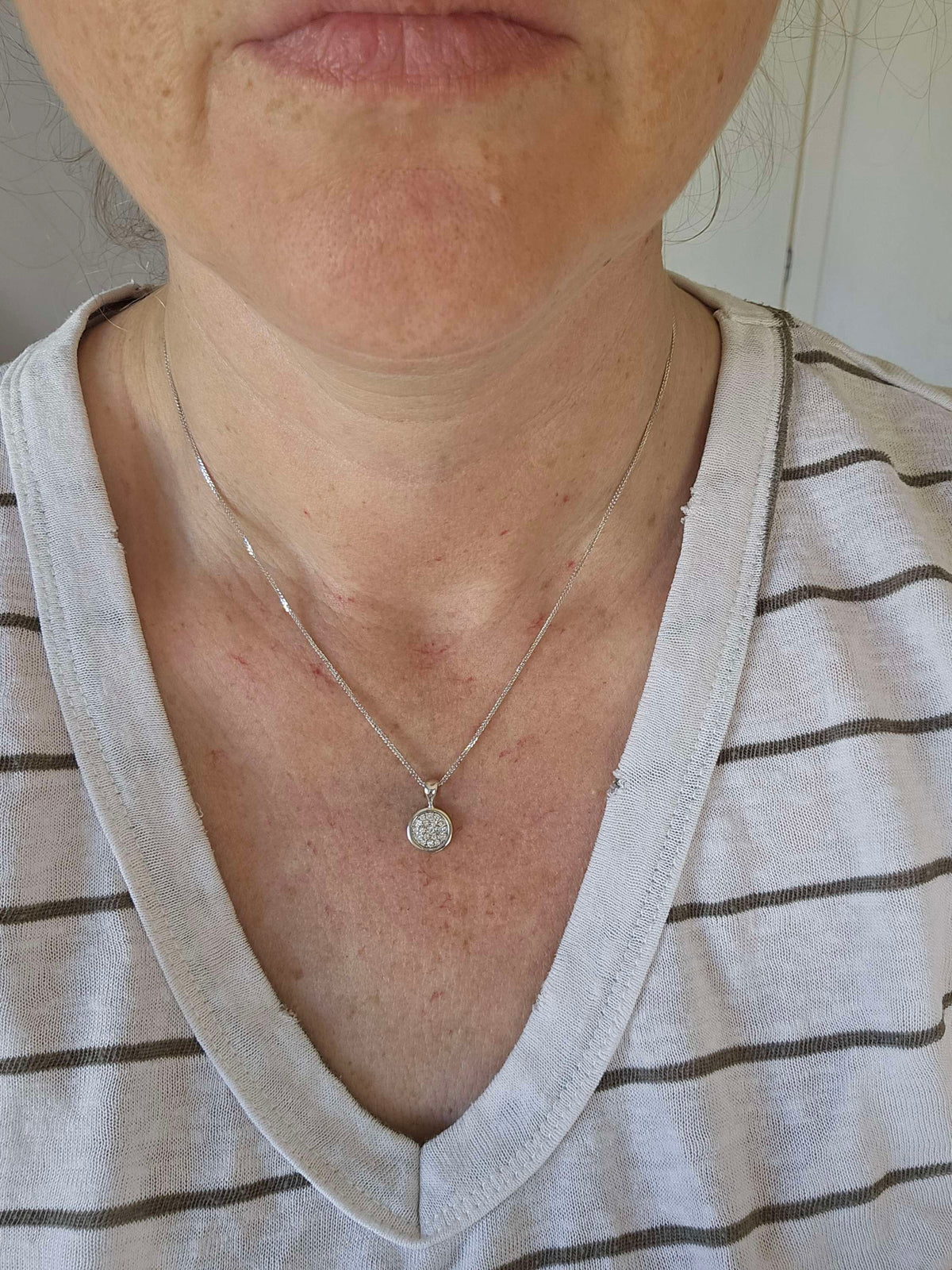 תליון יהלומים גלורי, זהב לבן 14k משובץ עם יהלומי מעבדה על שרשרת 14k נוצצת.
