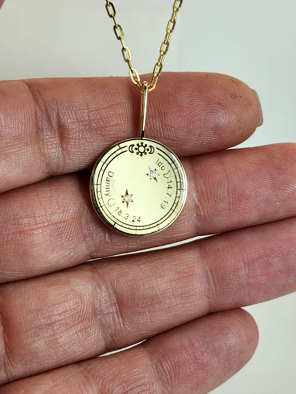 תליון עגול זהב 14k עם שמות הילדים ותאריכי לידה, משובץ עם 2 יהלומים טבעיים.