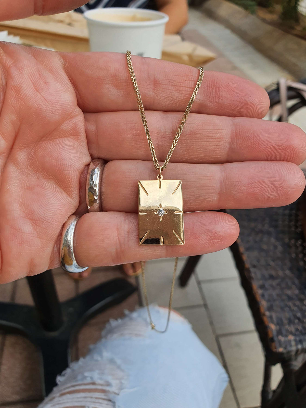 תליון זהב מלבני עם חריטות במרכז יהלום בשיבוץ כוכב