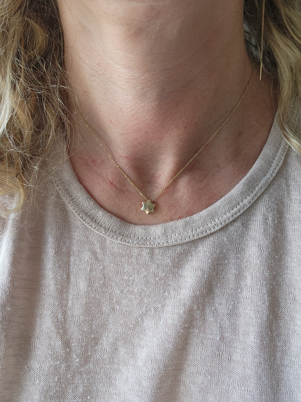 Bubble Star david necklace comes on 18 inch 14k chain.