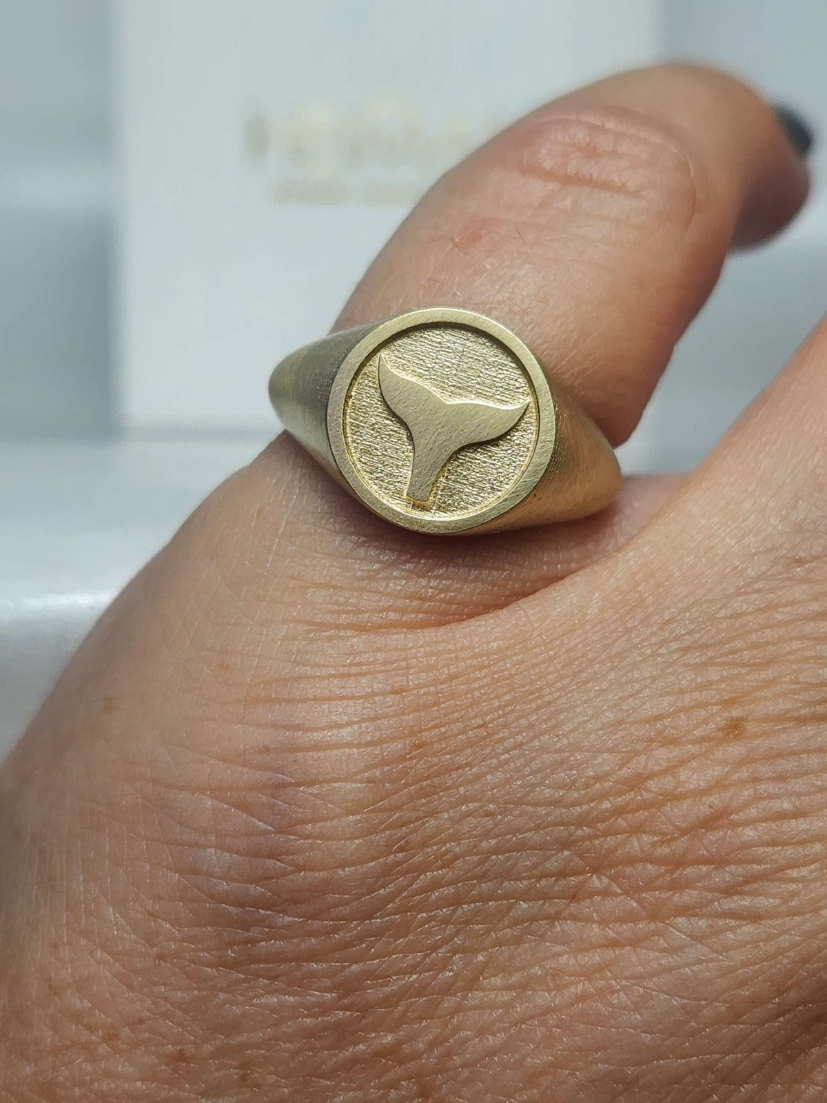 טבעת חותם זהב 14k עם זנב של לוויתן