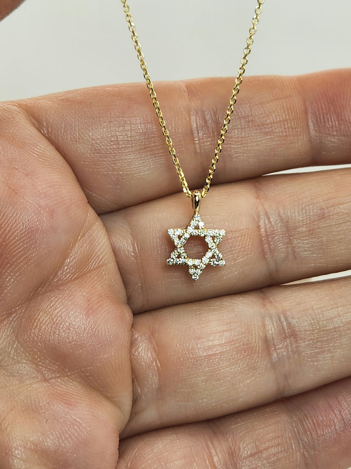 מגן דוד משובץ יהלומים זהב צהוב 14k מגיעה עם שרשרת.
