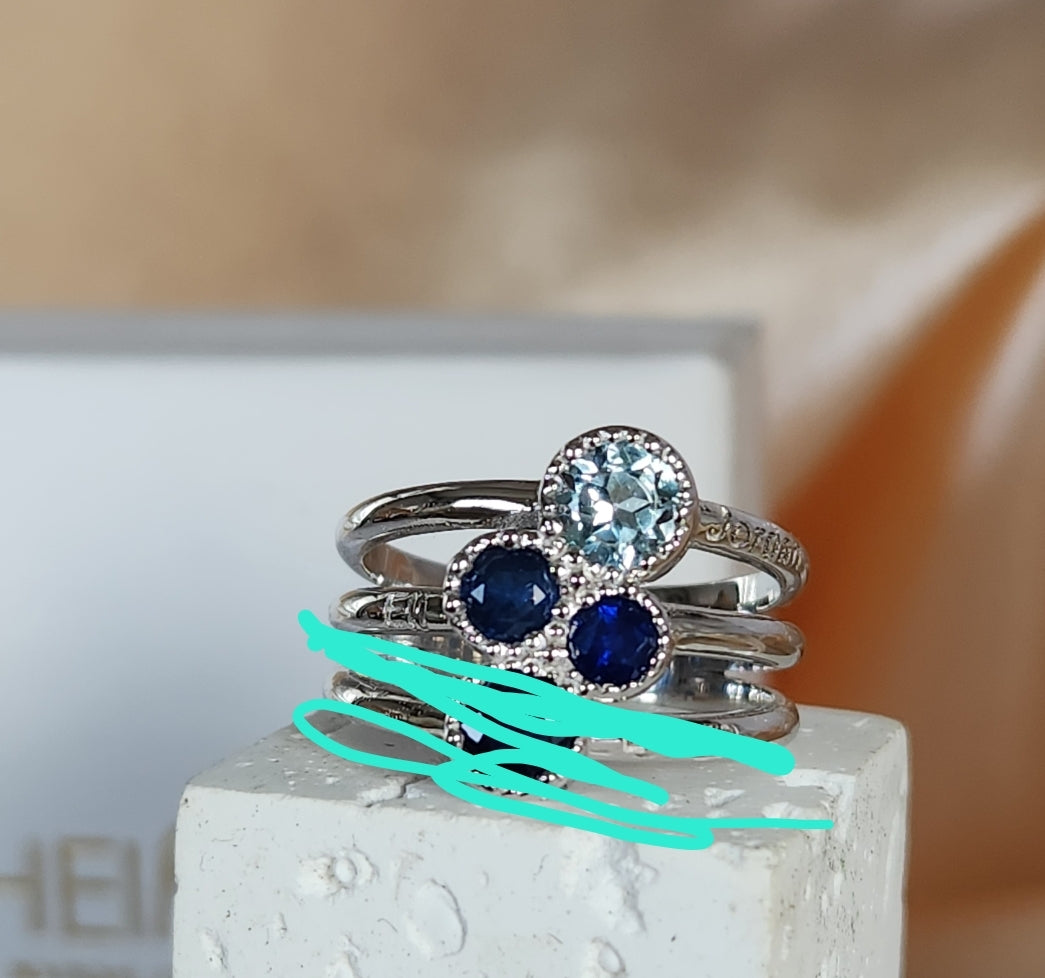 Mother love ring 3 stones 2 diamonds in 18k