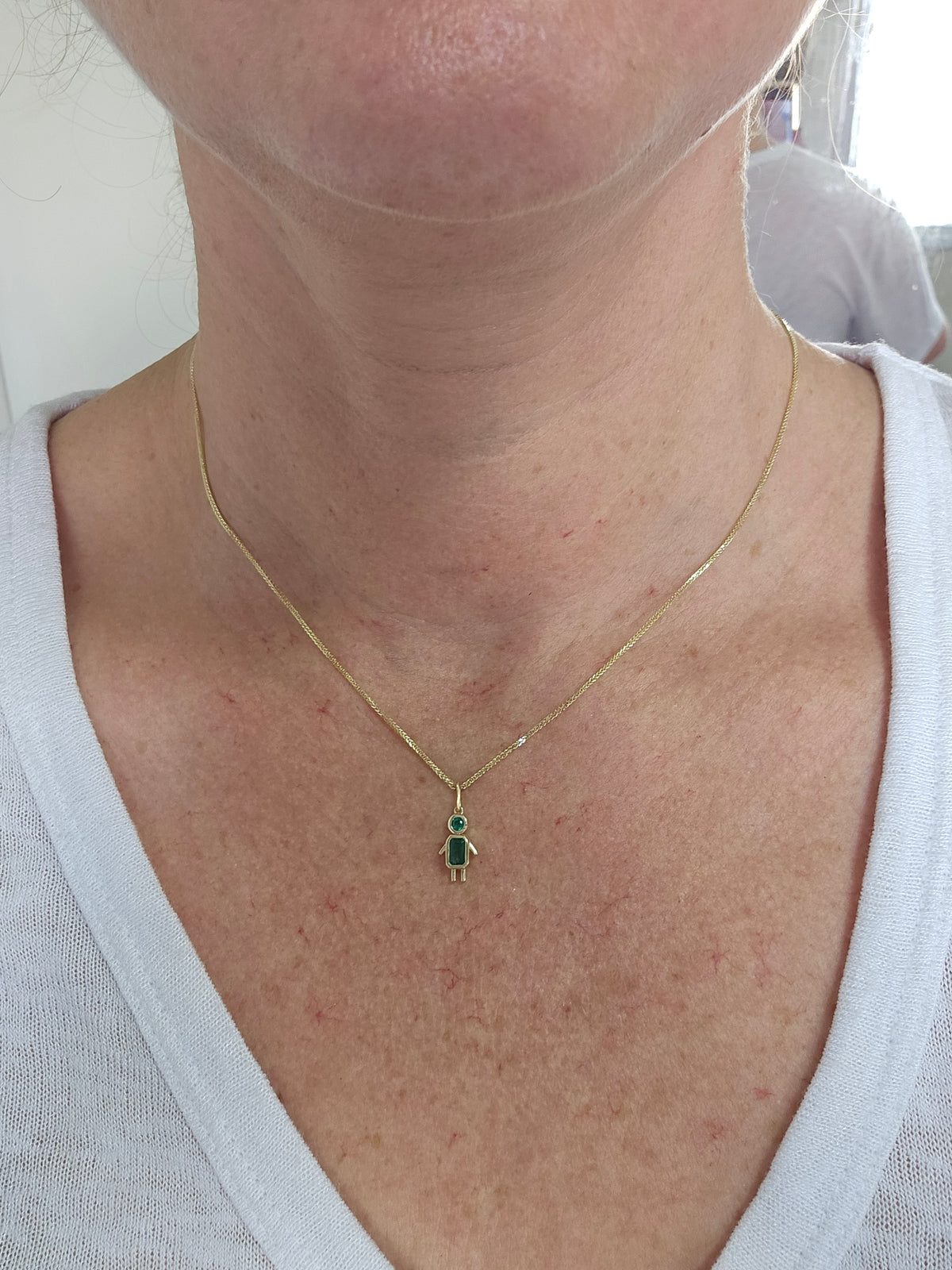 תליון בן זהב צהוב 14k משובץ עם אבני אמרלד ירוק טבעי, תליון בלבד ללא שרשרת.