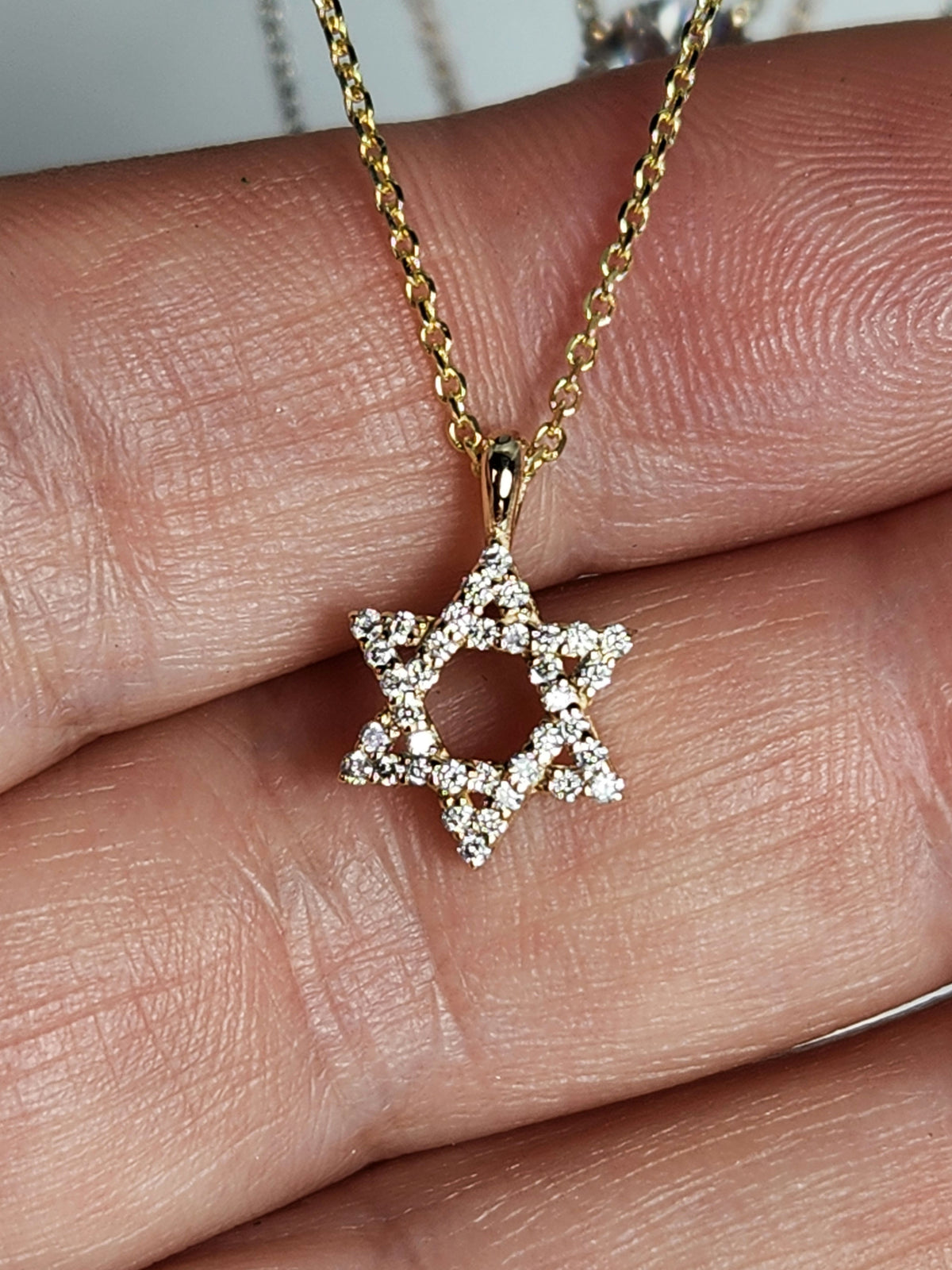 מגן דוד משובץ יהלומים זהב צהוב 14k מגיעה עם שרשרת.