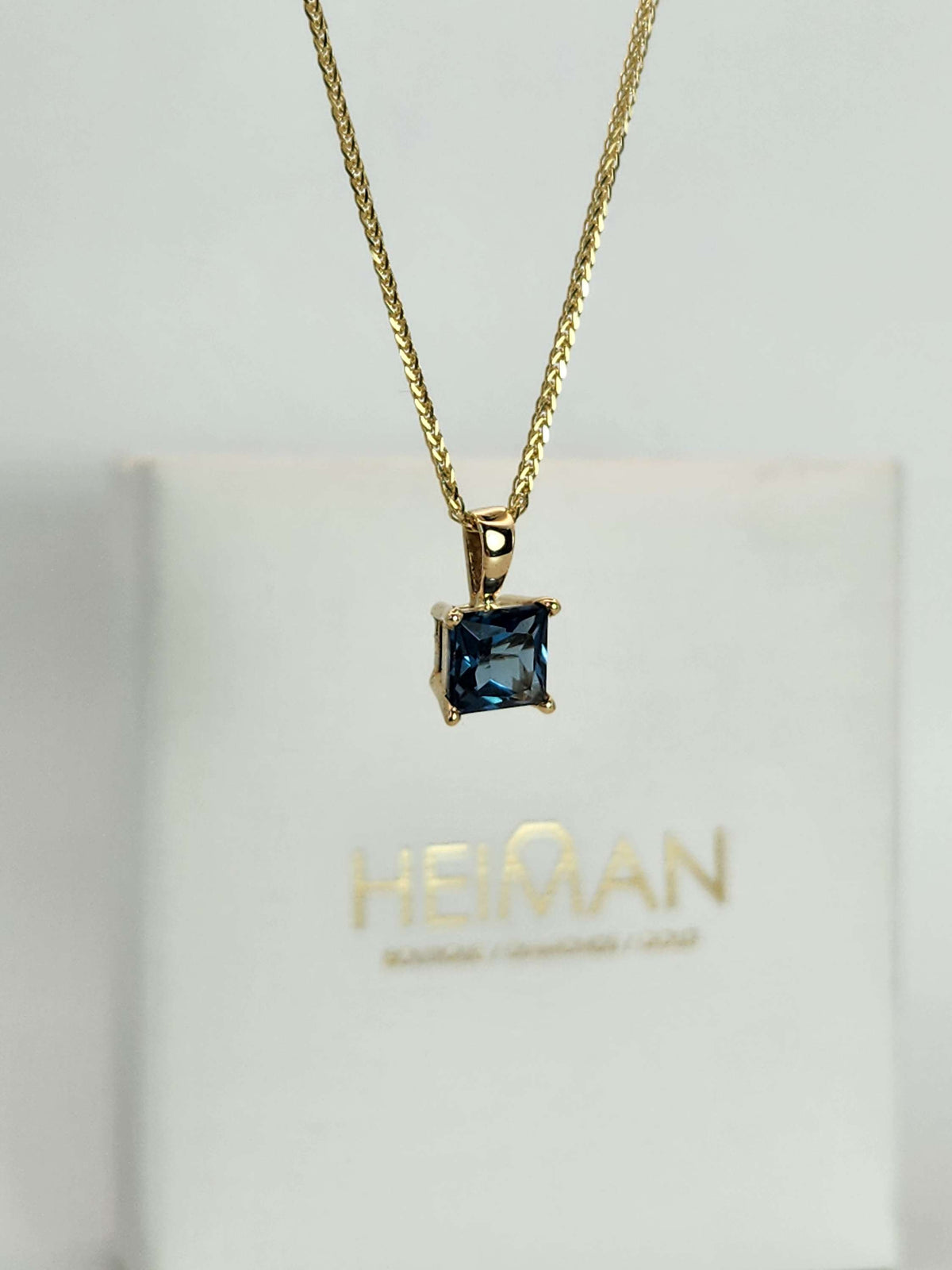 תליון בלו טופז סוויס בחיתוך פרינסס זהב צהוב 14k.