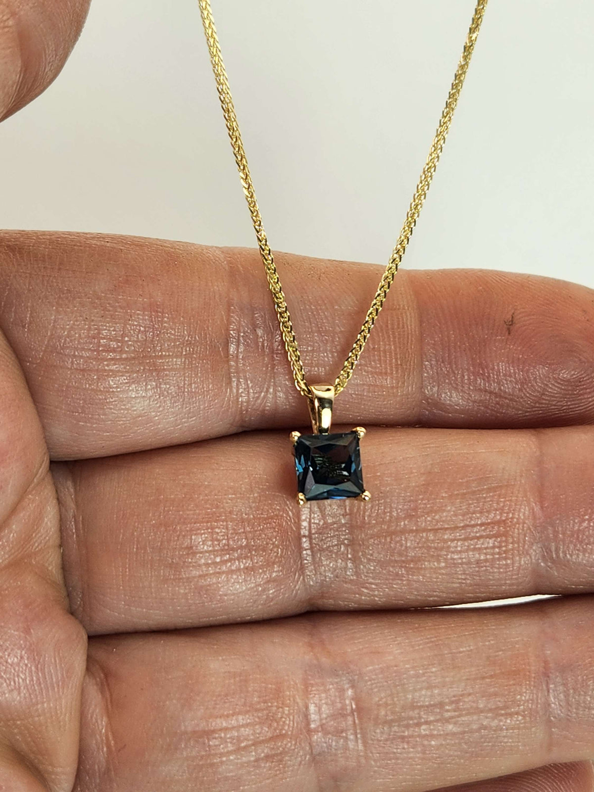 תליון בלו טופז סוויס בחיתוך פרינסס זהב צהוב 14k.