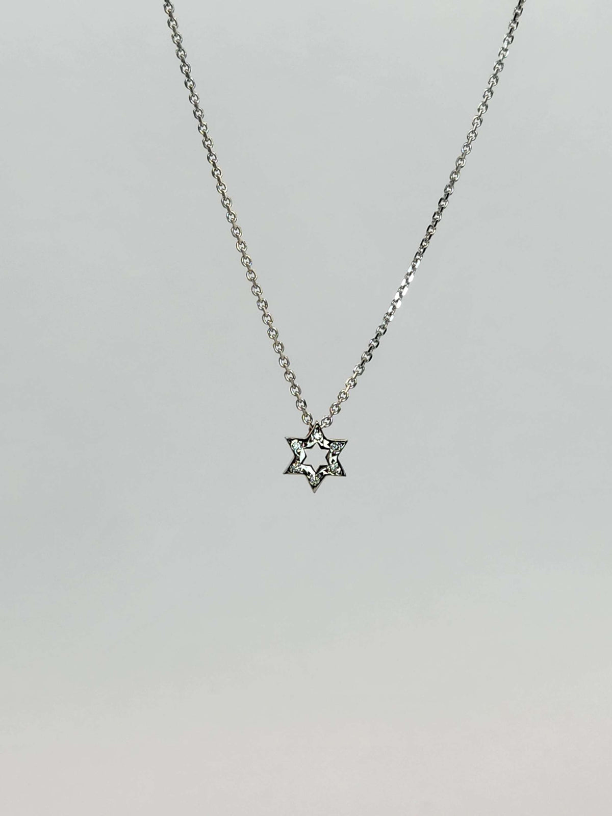 תליון מגן דוד קטן משובץ יהלומים זהב 14k מגיע על שרשרת.