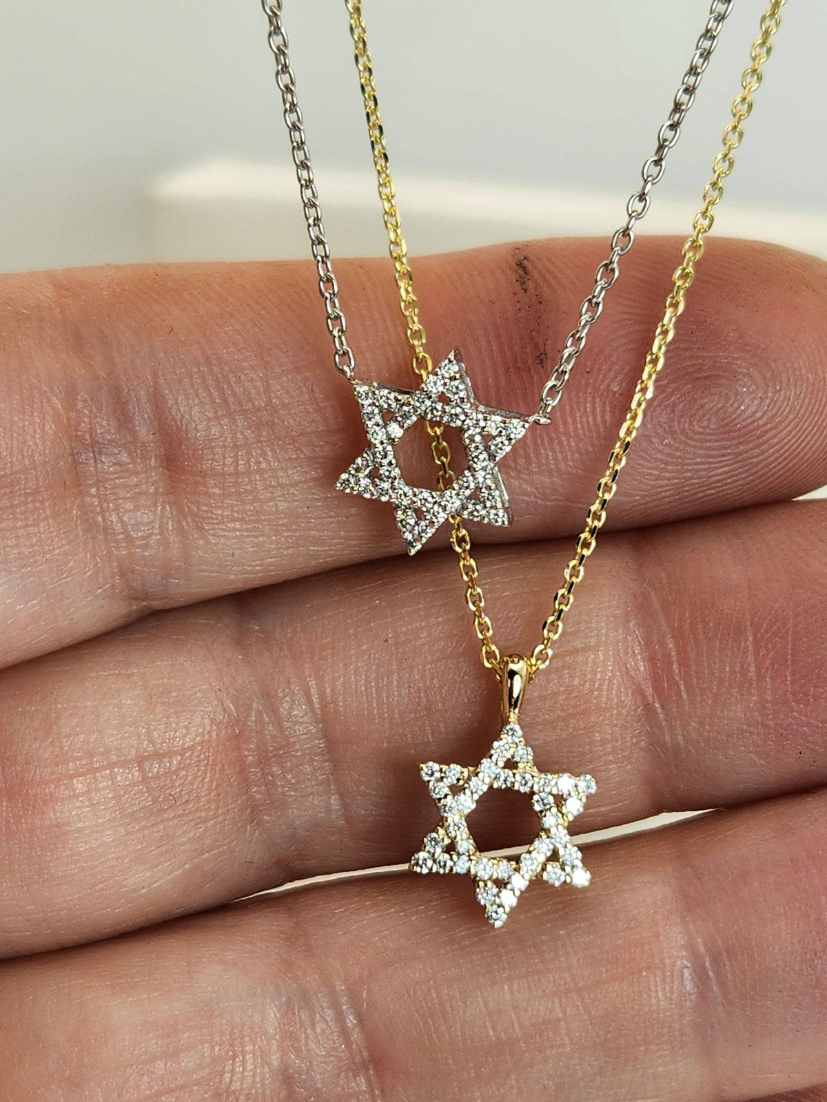 מגן דוד משובץ יהלומים זהב צהוב 14k מגיעה עם שרשרת.