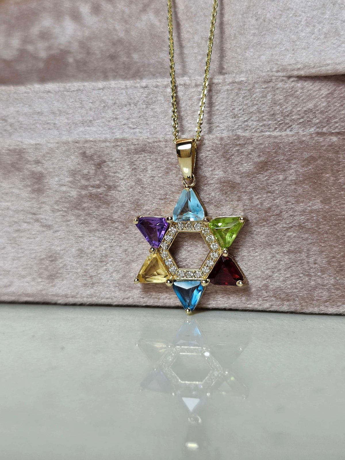 מגן דוד קשת בענן זהב צהוב 14k משובץ עם יהלומים טבעיים 0.16 נקודות יהלומים.