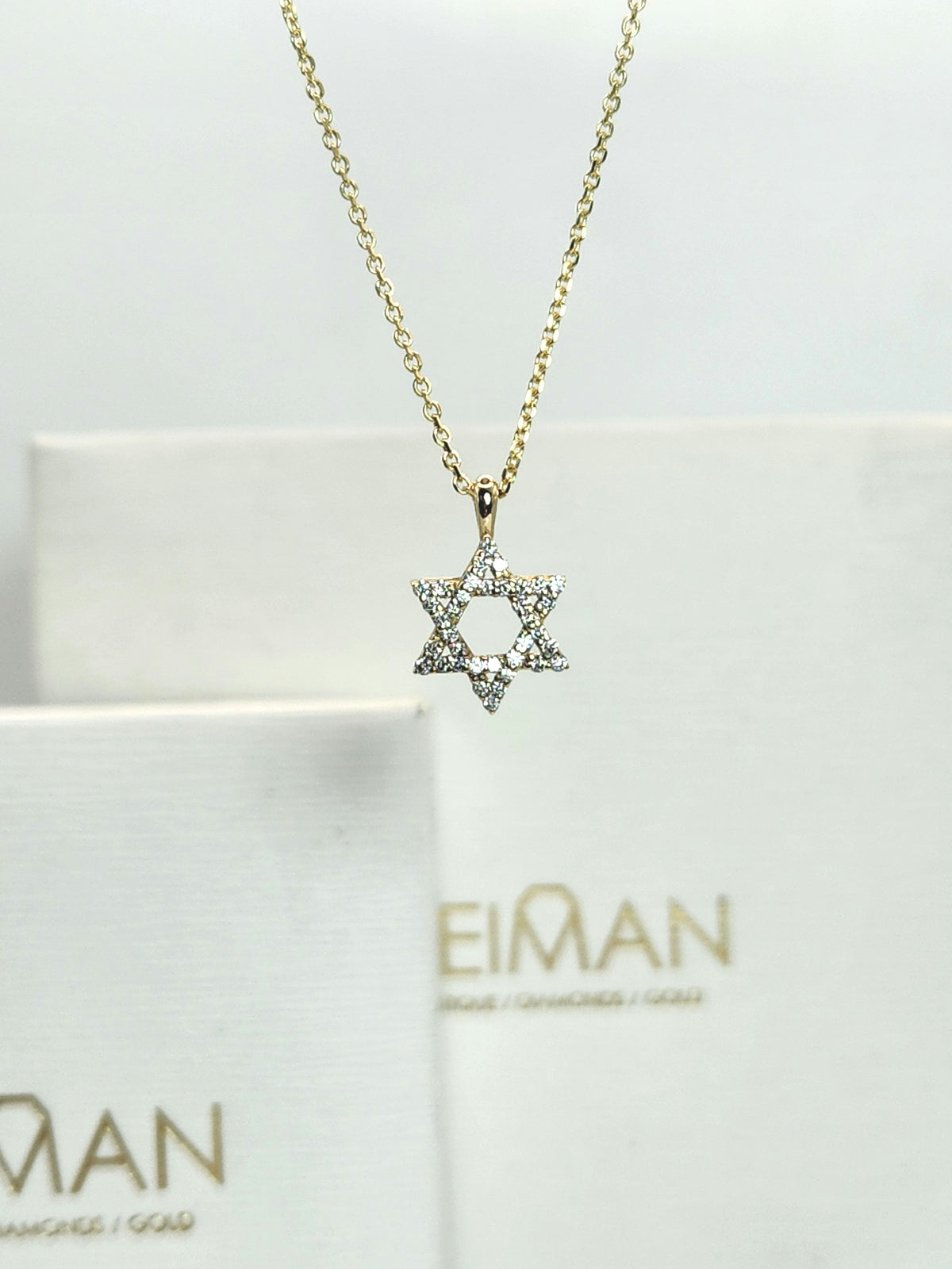 מגן דוד משובץ יהלומים זהב צהוב 14k מגיעה עם שרשרת.