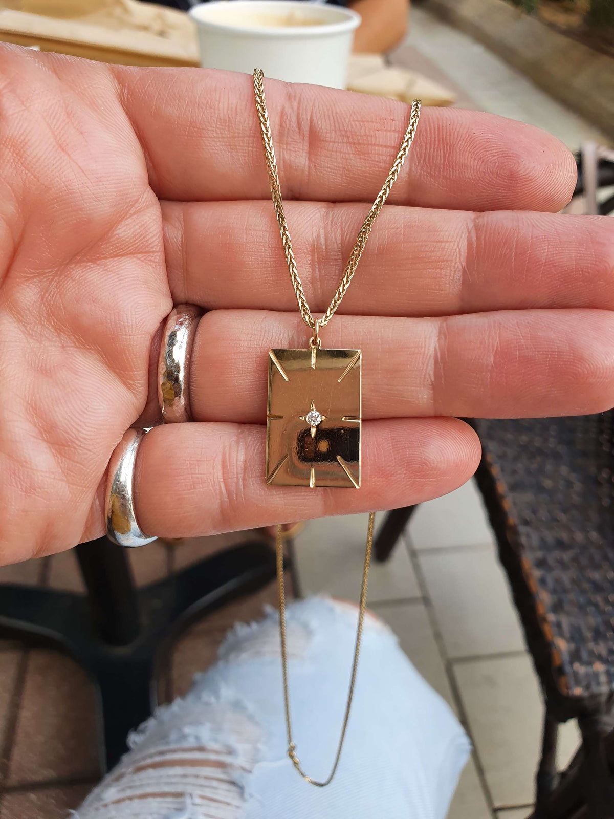 תליון זהב מלבני עם חריטות במרכז יהלום בשיבוץ כוכב