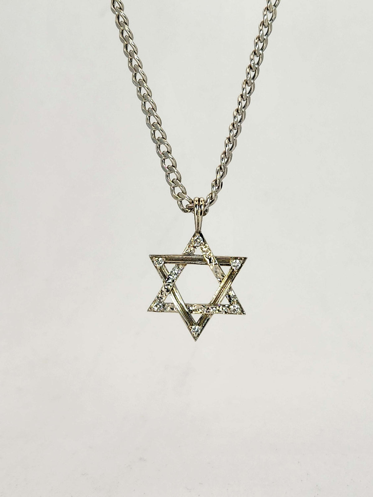 מגן דוד גדול משובץ יהלומים על שרשרת ארוכה זהב לבן 14k