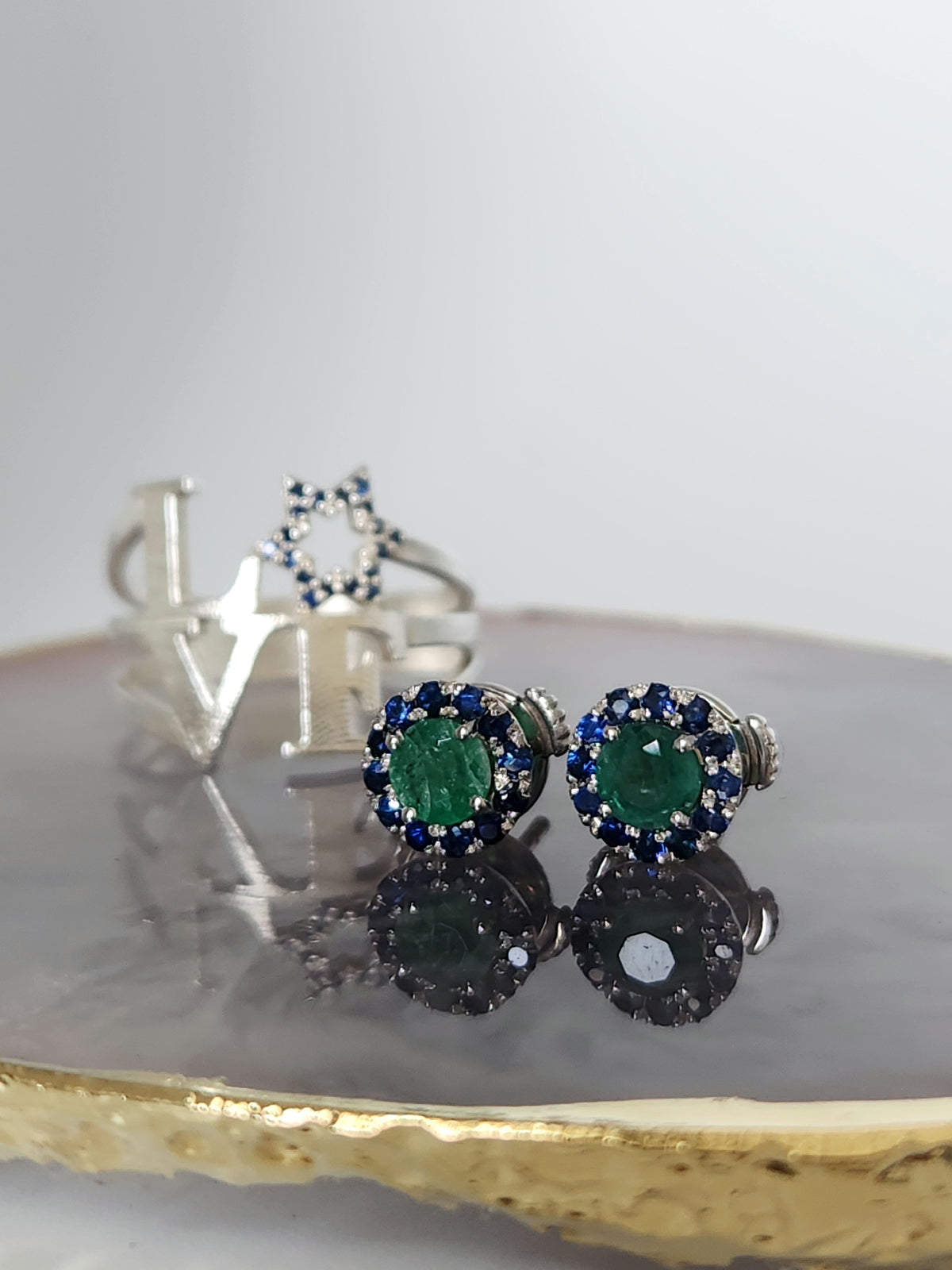 עגילי אמרלד וספירים כחולים טבעיים, זהב לבן 14k.