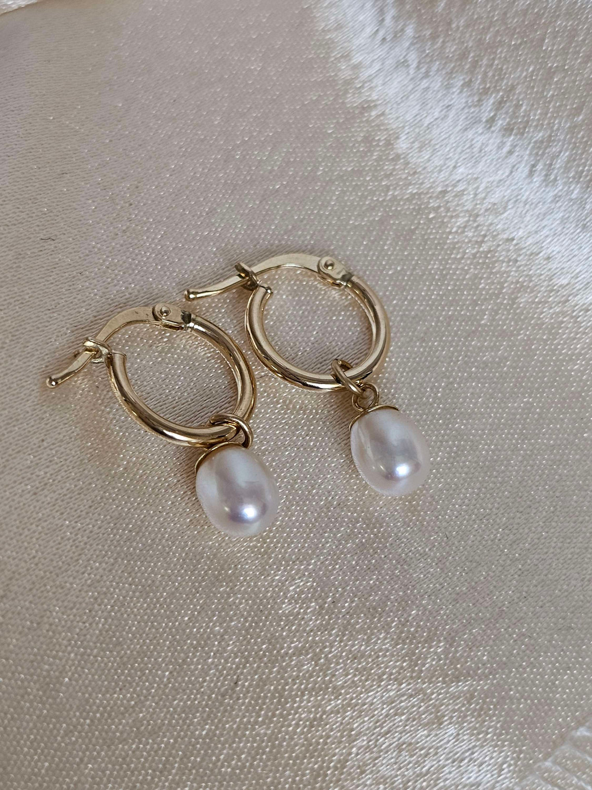 Gold 14k hoop earrings with natural pearls.