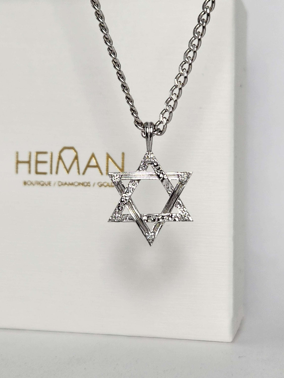 מגן דוד גדול משובץ יהלומים על שרשרת ארוכה זהב לבן 14k