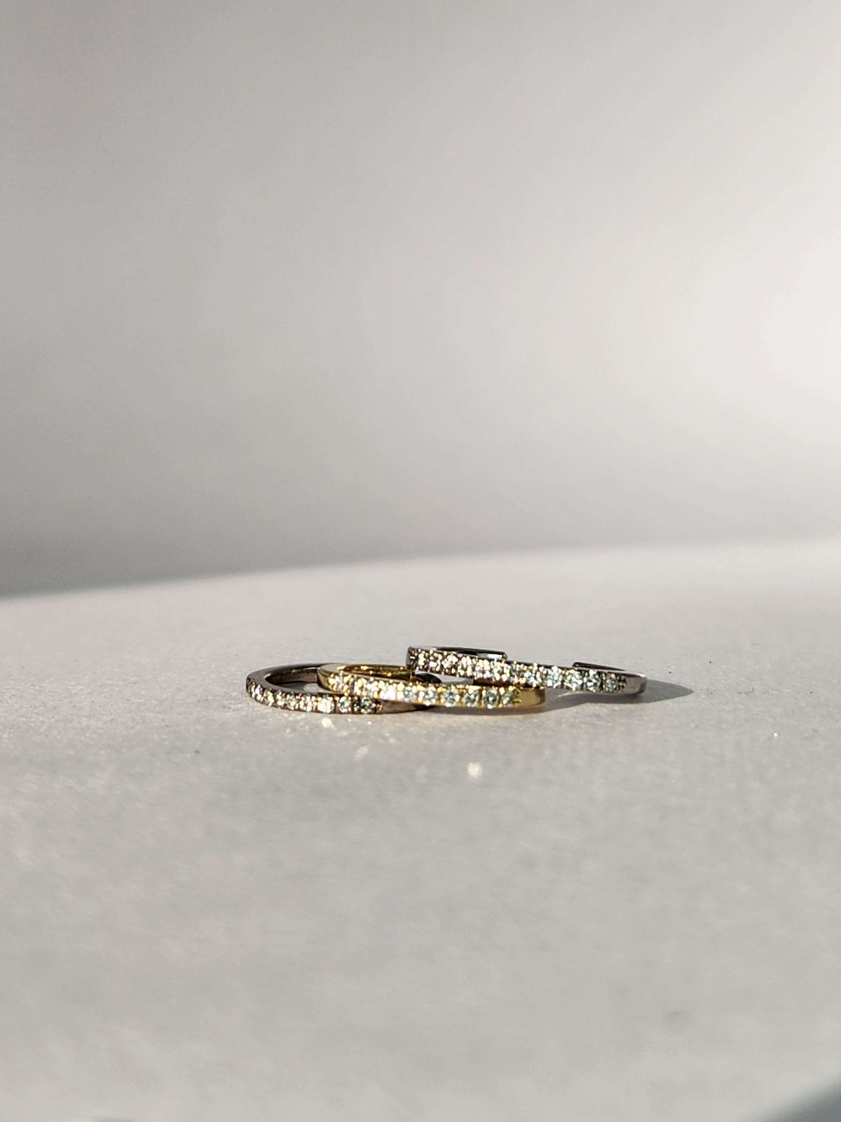עגיל הליקס זהב צהוב 14k משובץ יהלומים, מתלבש על האוזן