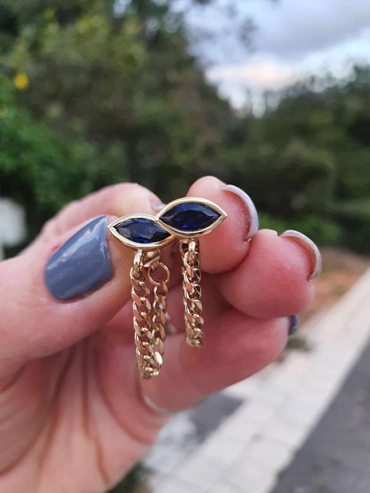 עגילי עין זהב צהוב 14k עם שרשרת נופלת משובצים עם ספיר כורונדום