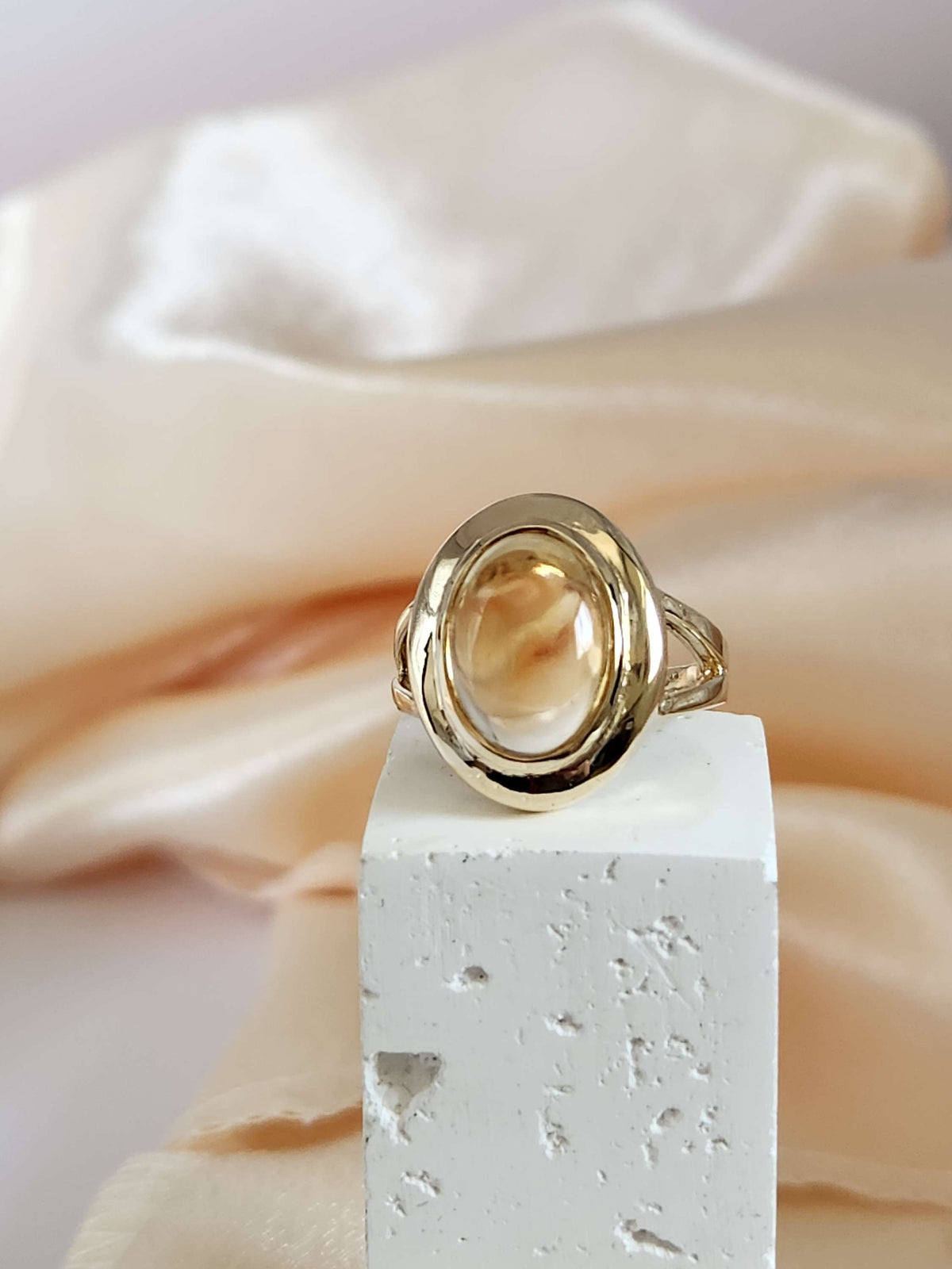 Oval citrine ring in 14k gold.