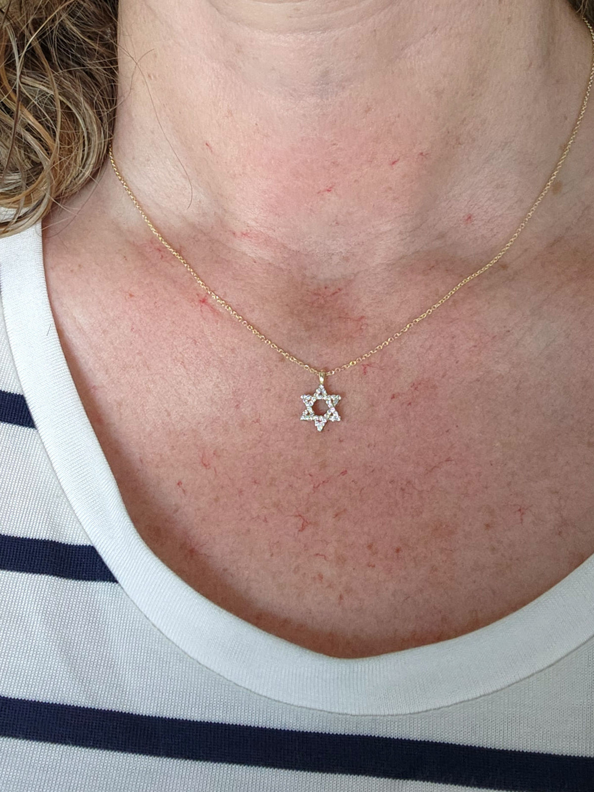 מגן דוד משובץ יהלומים זהב צהוב 14k מגיעה עם שרשרת.