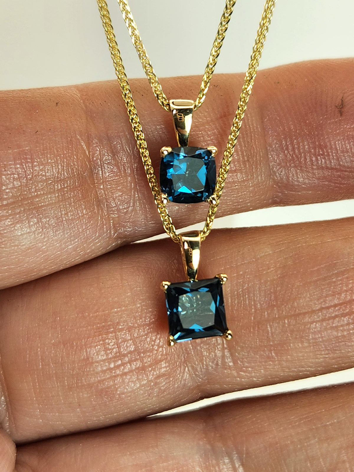 תליון בלו טופז סוויס בחיתוך פרינסס זהב צהוב 14k.