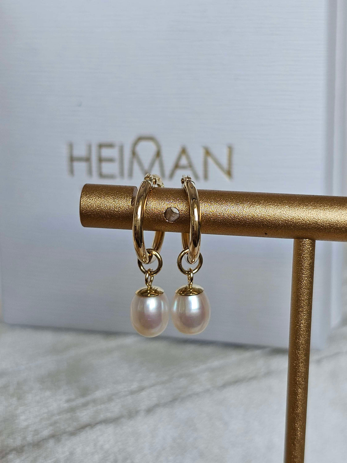 Gold 14k hoop earrings with natural pearls.