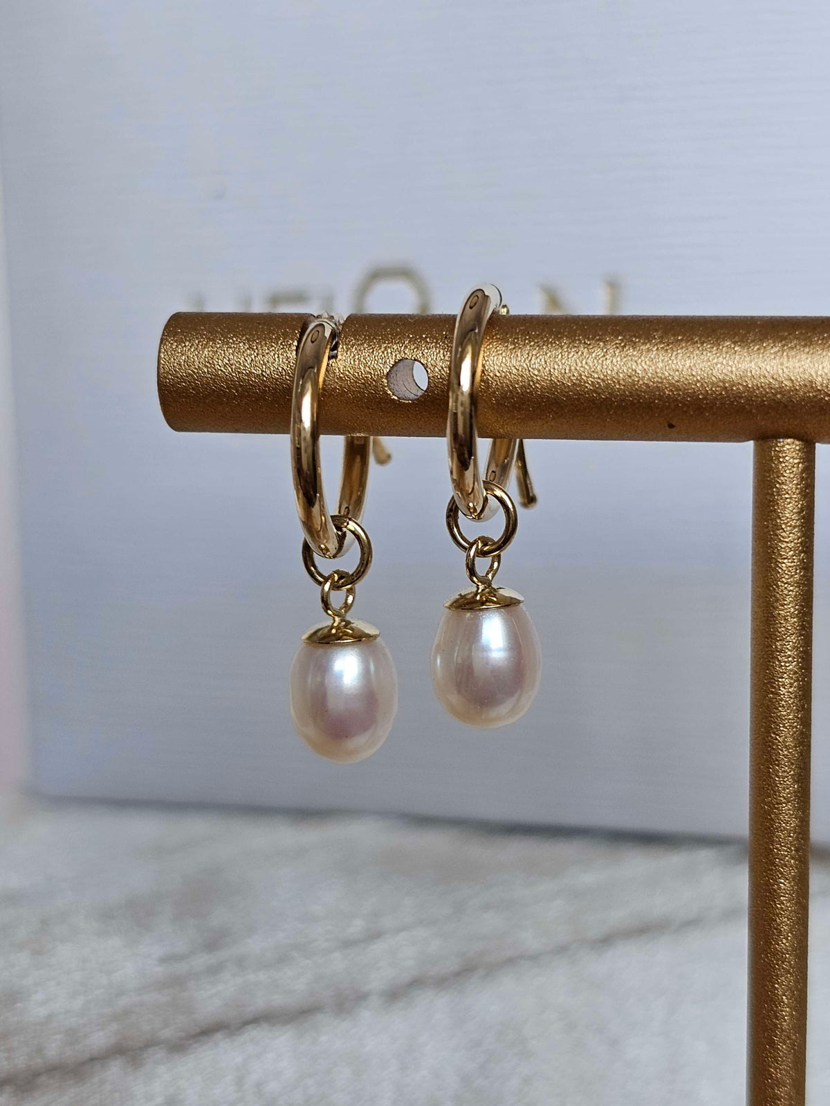 Gold 14k hoop earrings with natural pearls.
