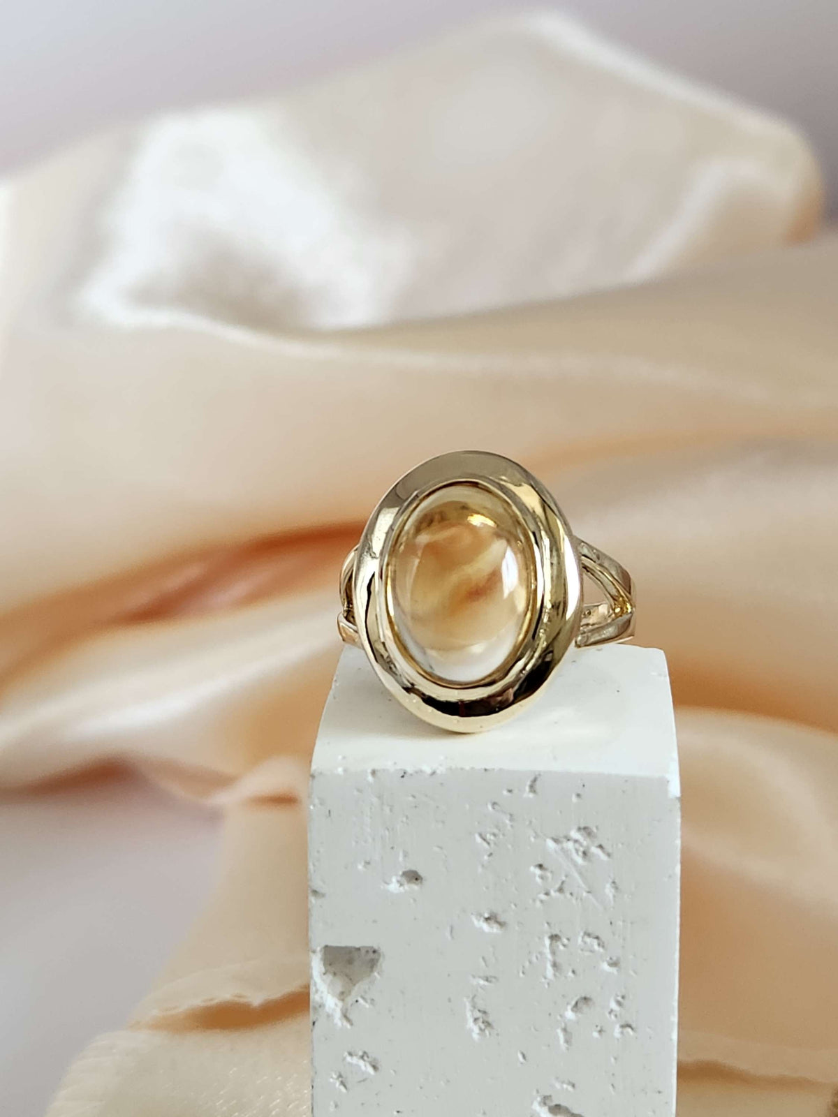 Oval citrine ring in 14k gold.