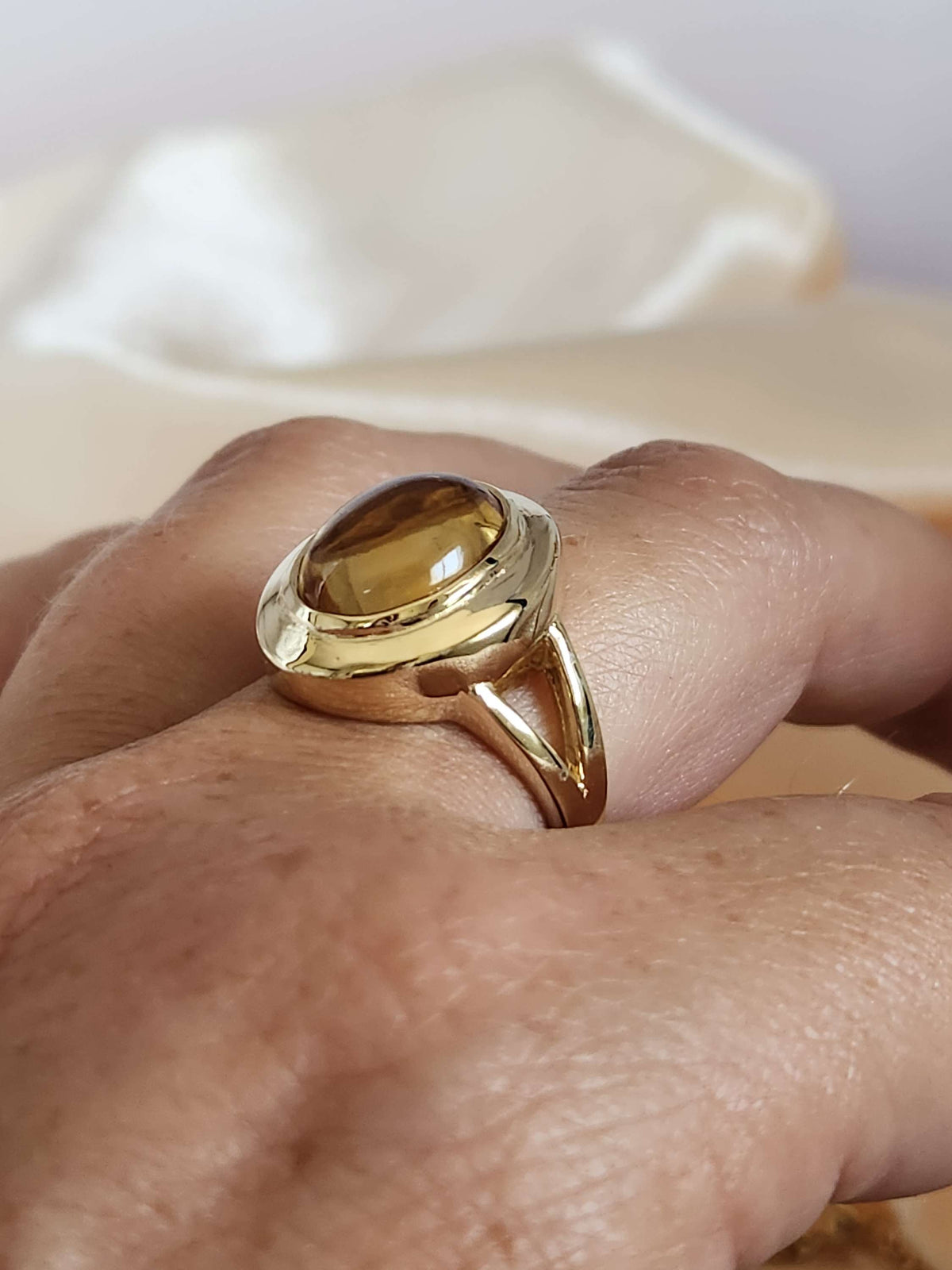 Oval citrine ring in 14k gold.