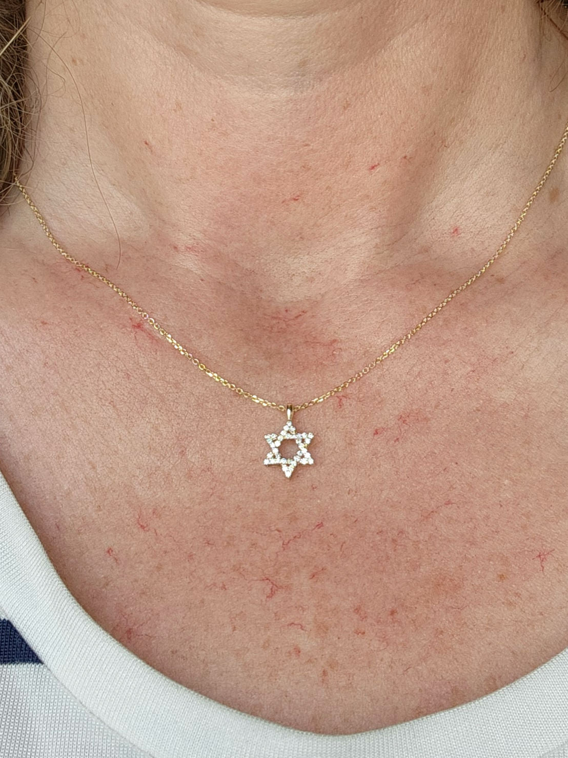 מגן דוד משובץ יהלומים זהב צהוב 14k מגיעה עם שרשרת.
